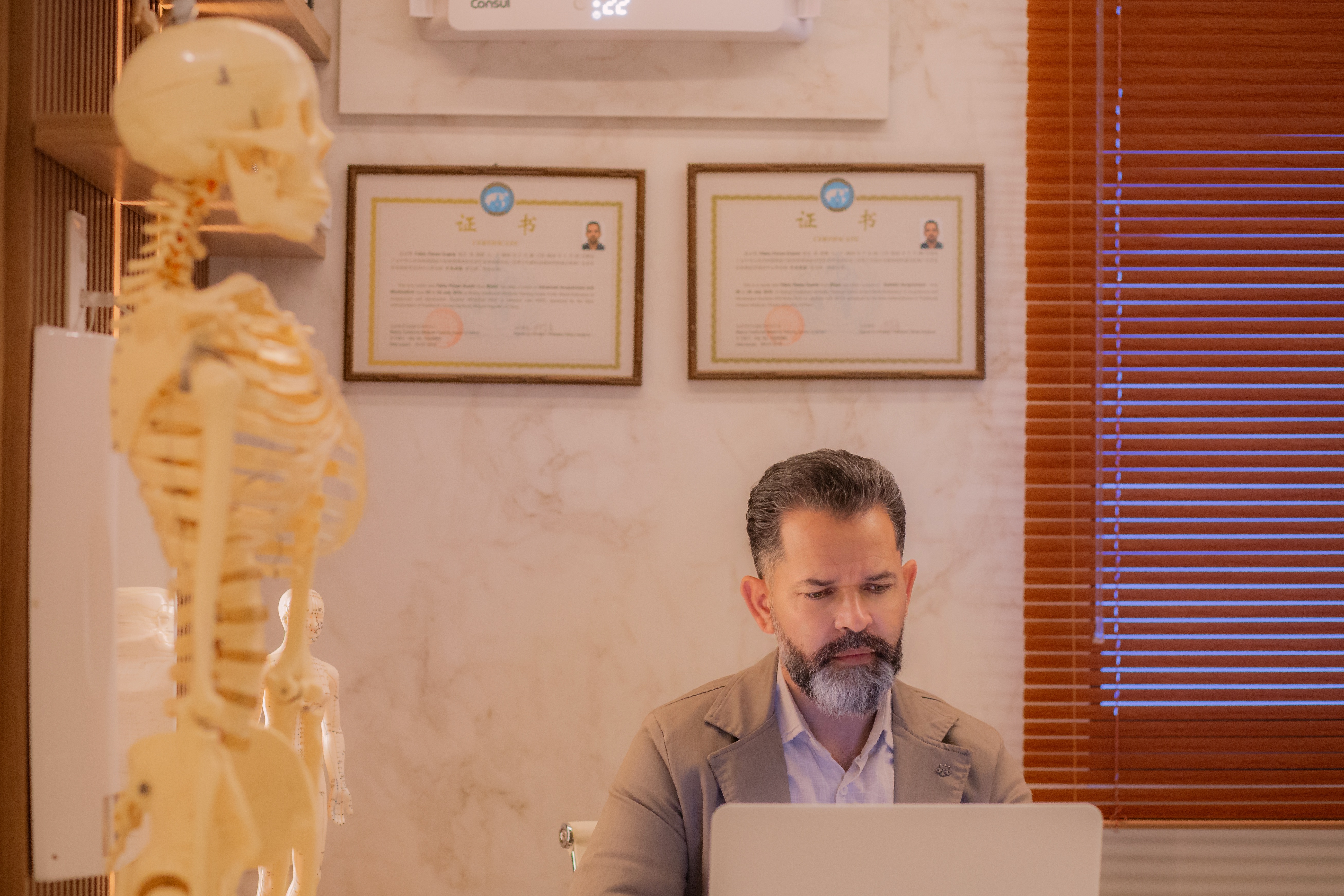 Fábio Pense · consultório com diplomas da China